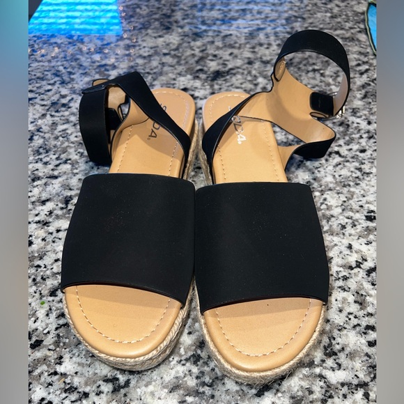 Soda Platform Sandals - Picture 4 of 4